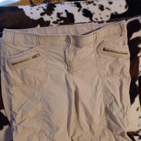 CHICO'S LITE BEIGE CAPRIS,  SIZE 2. - Picture 3 of 8